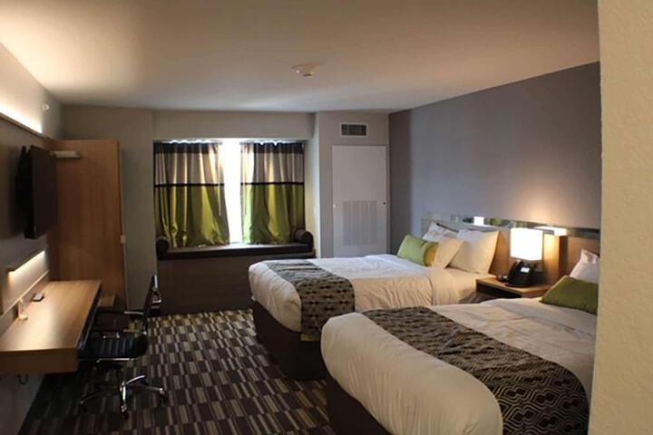 1 Queen Bed (8 of 14)