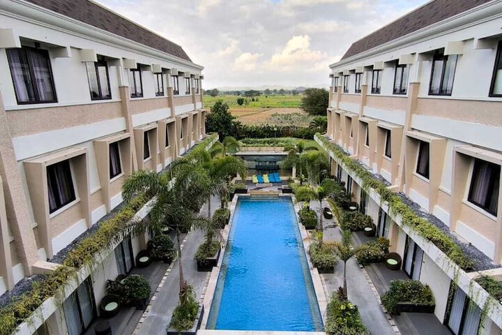 Hotel Pool