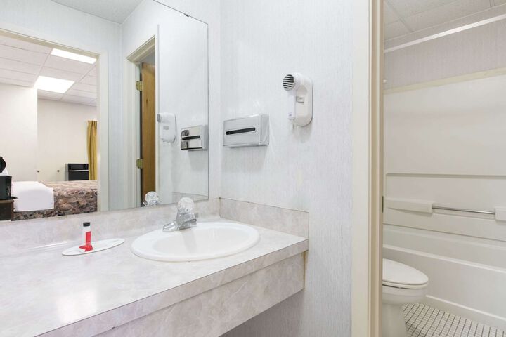 1 King Bed Suite (7 of 10)