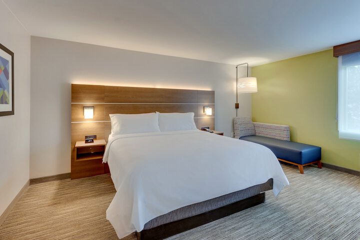 1 King Bed (6 of 26)