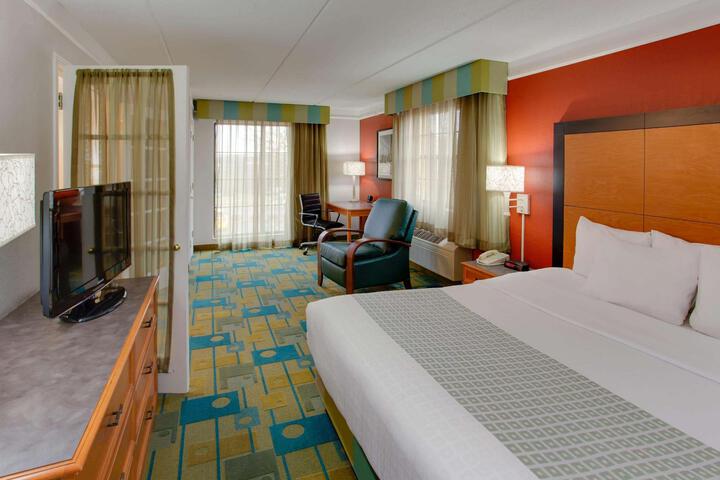 1 King Bed Deluxe Room (9 of 14)