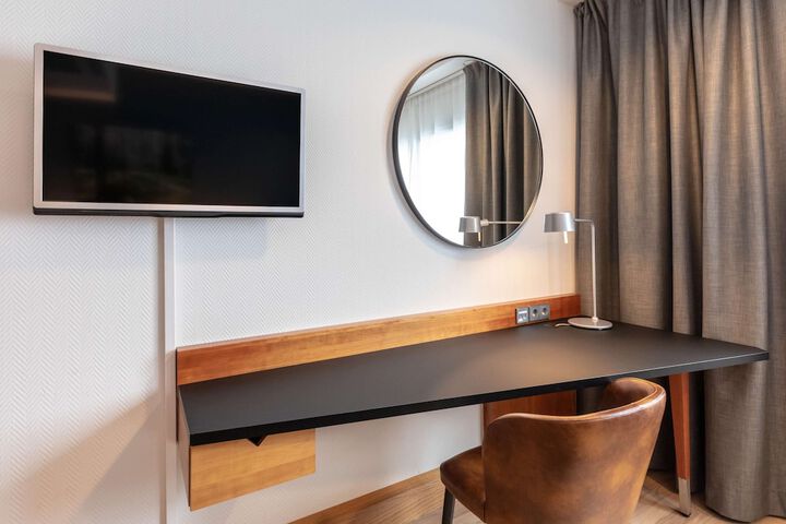 Room 10 of 33