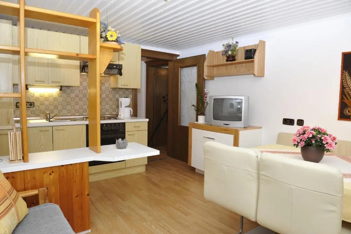 Room 4 of 10