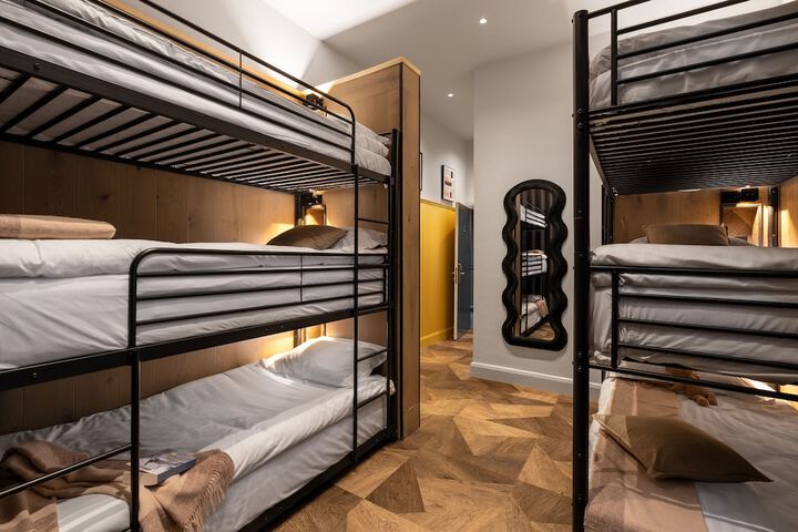 Room 32 of 68