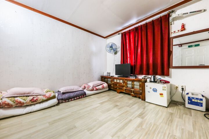 Room 7 of 18