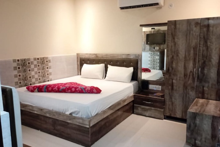 Room 4 of 18