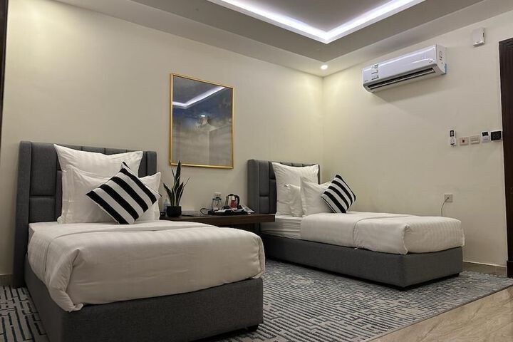 Room 6 of 25