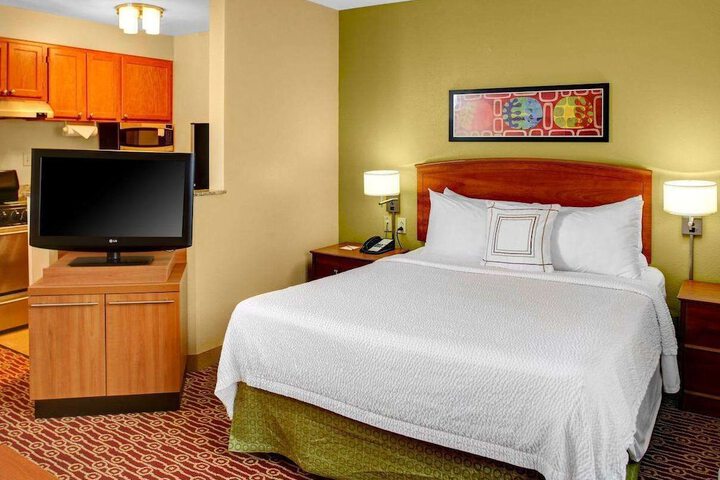 1 Queen Bed Mobility Accessible Hearing Impaired Studio Suite (12 of 23)