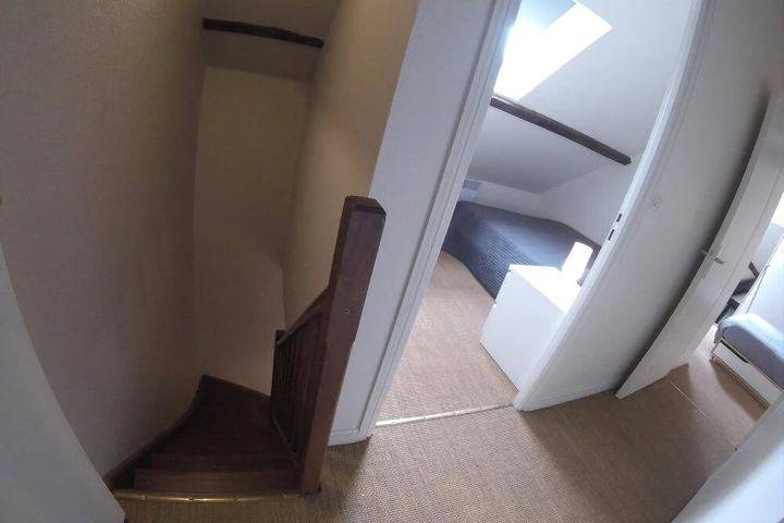 Room 7 of 11