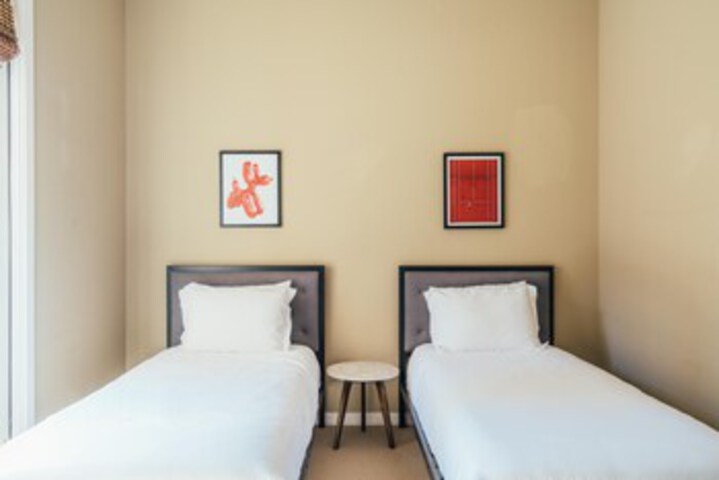 Room 32 of 33