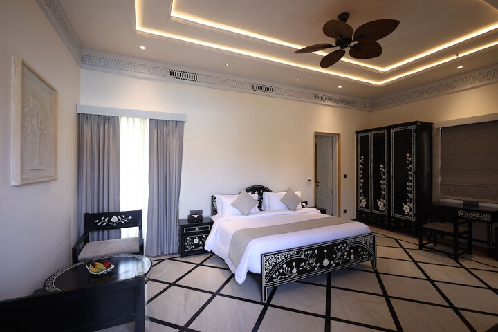 Room 32 of 43
