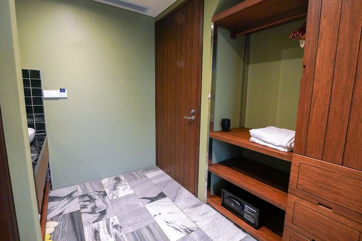 Room 13 of 156