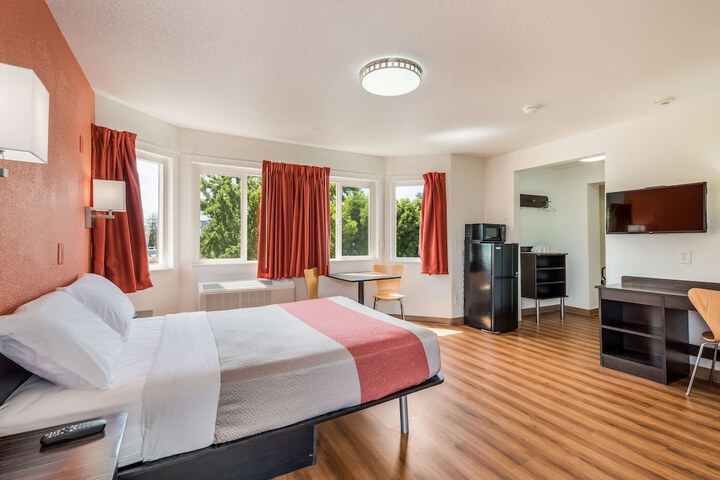 1 Queen Bed (8 of 19)