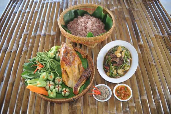 Dining 40 of 78