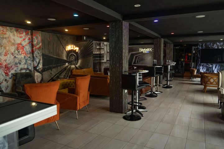 Lounge 45 of 61