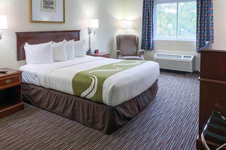 1 Queen Bed (10 of 12)