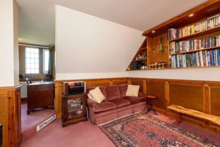 Room 10 of 16
