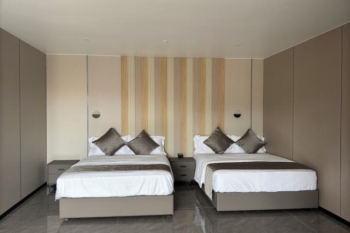 Room 10 of 32