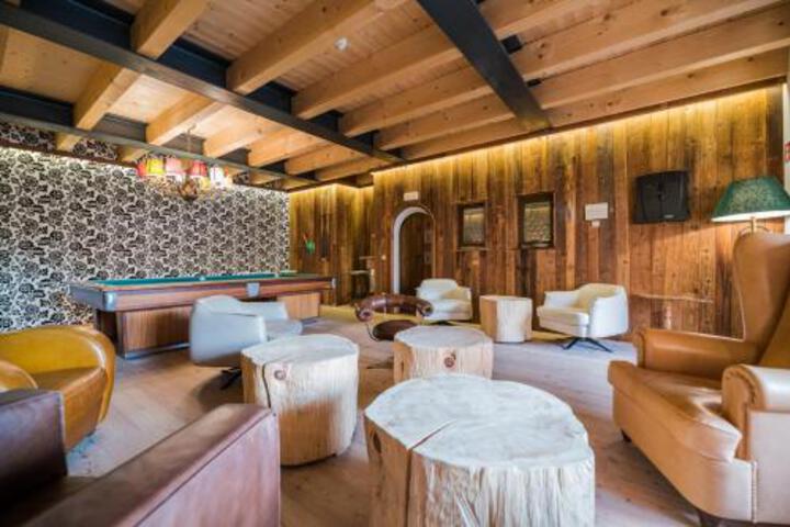 Lounge 12 of 66