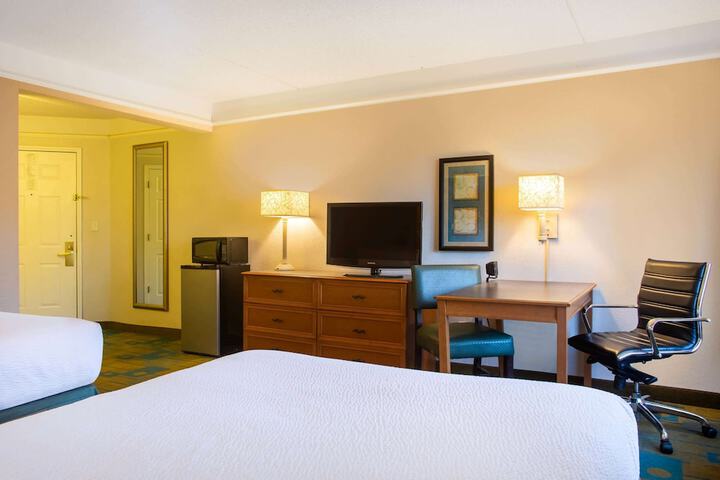 Double Deluxe King Bed (7 of 7)