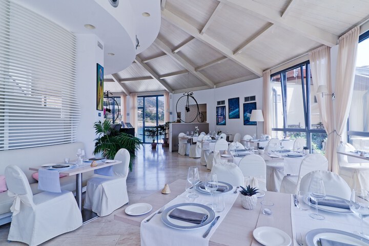 Dining 59 of 99