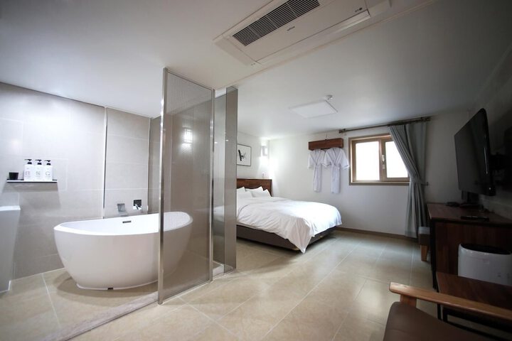 Room 17 of 31