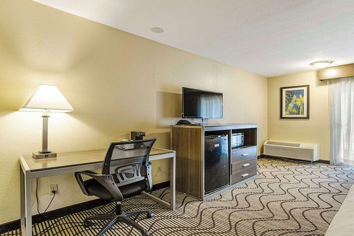 1 Queen Bed Desk Microwave and Refrigerator WiFi Full Breakfast (10 of 21)