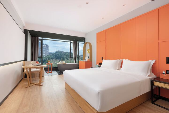 Room 28 of 143