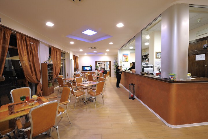 Lounge 20 of 21
