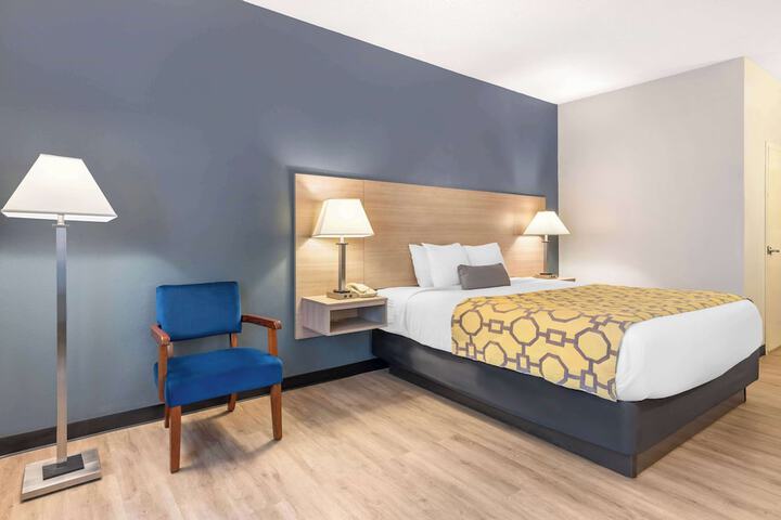1 King Bed (8 of 22)