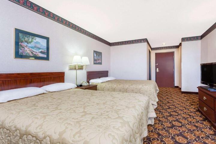 2 Queen Beds (2 of 6)