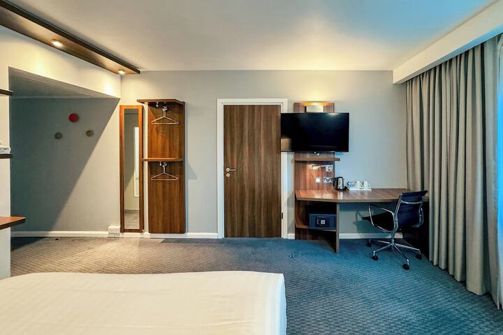Room 17 of 80