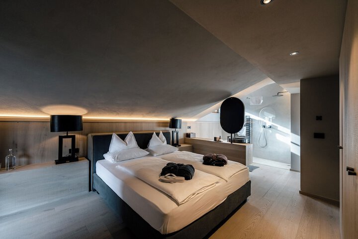 Room 9 of 101