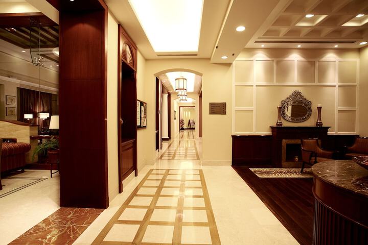 Lounge 42 of 61