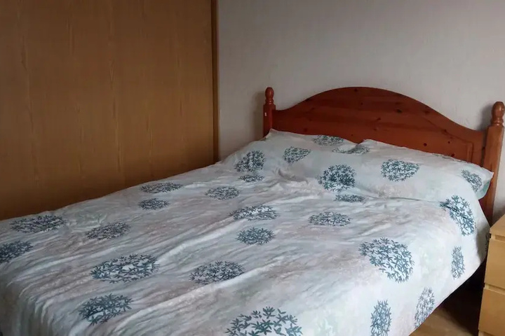Room 2 of 10