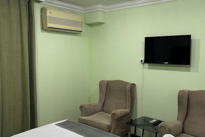 Room 8 of 50