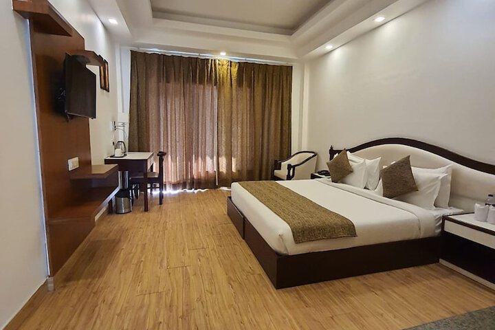 Room 11 of 32