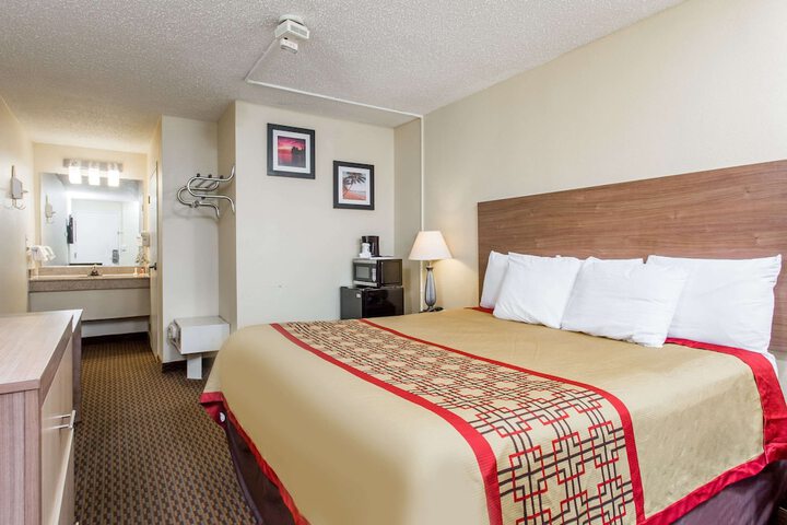 1 King Bed (10 of 10)