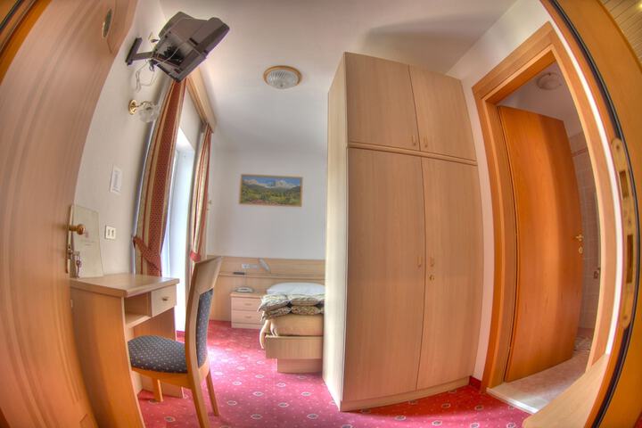 Room 9 of 22