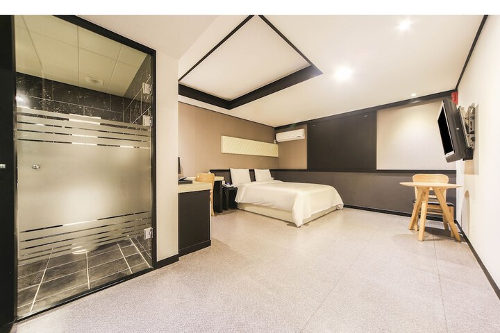 Room 4 of 42