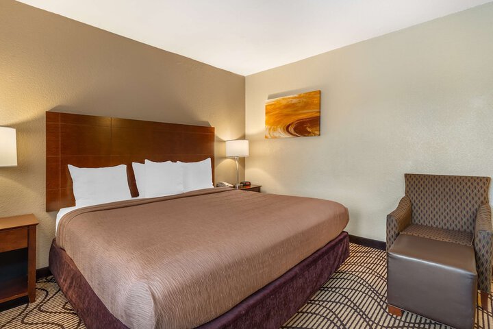 1 King Bed Microwave and Refrigerator WiFi Full Breakfast (2 of 12)
