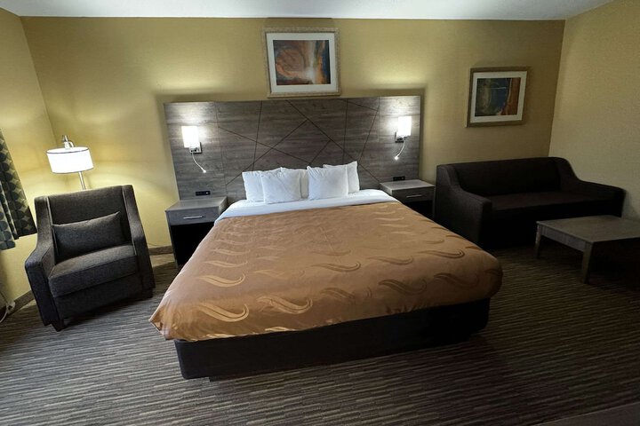 1 King Bed (3 of 17)