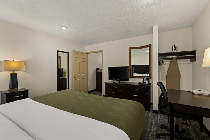 1 King Bed (10 of 17)