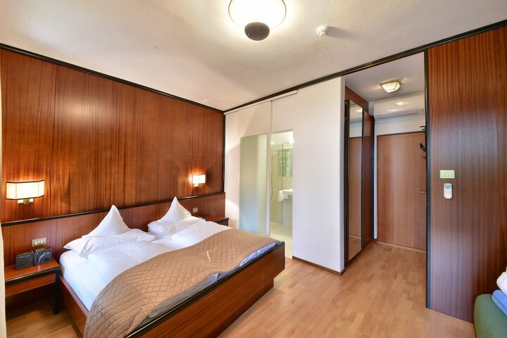 Room 11 of 46