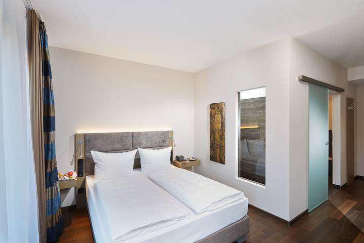 Room 4 of 110