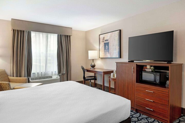 1 King Bed Microwave and Refrigerator WiFi Walk in Shower Full Breakfast (1 of 14)