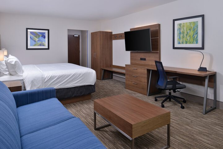 1 King Bed (2 of 22)