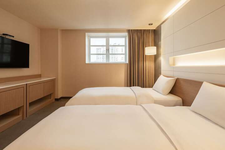 Room 6 of 43