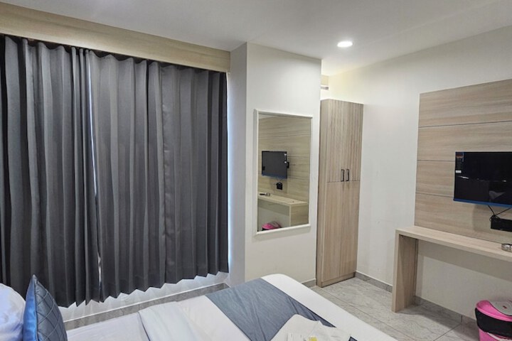 Room 10 of 33