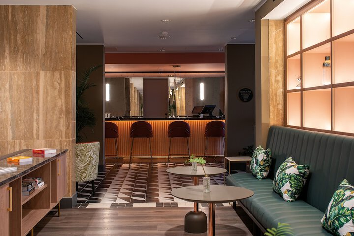 Lounge 88 of 134